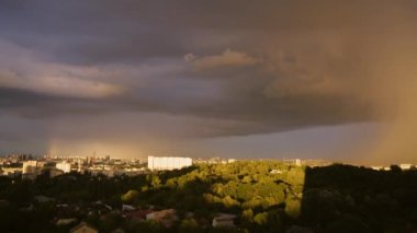 Şehir manzarası. Metropolis 'in binalarını kasıp kavuruyor. Gökyüzü mavi fırtına bulutlarıyla kaplıdır.