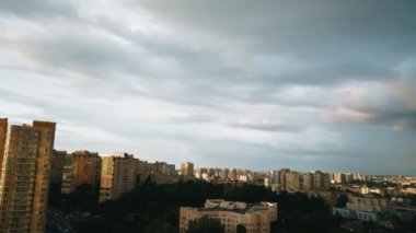 Şehir manzarası. Metropolis 'in binalarını kasıp kavuruyor. Gökyüzü mavi fırtına bulutlarıyla kaplıdır.