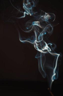 Aroma dumanı siyah arka planda, beyaz arka planda. Meditasyon ve rahatlama için yanan tütsü dumanı çubuğu. Tütsü dumanı ve yakan perdeler. Aromaterapi yoga için sigara içer.