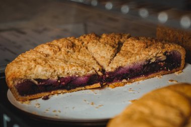 Kafede çok çeşitli kek ve hamur işleri var. Böğürtlenli turtanın yarısı siyah tabakta kafelerde sergileniyor. Kafelerde ya da kahvecilerde farklı türde turtalar.