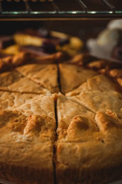Tavuklu turta manzarası çok yakın. Çeşitli kek ve keklerin olduğu bir kutu göster. Kafelerde ve kahve dükkanlarında çöl ve hamur işleri.