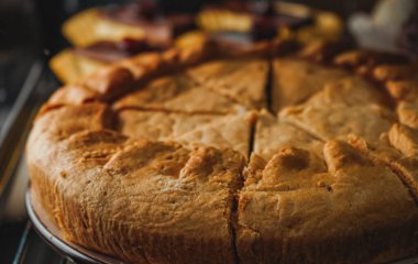 Çeşitli kek ve keklerin olduğu bir kutu göster. Kafelerde ve kahve dükkanlarında çöl ve hamur işleri. Tavuklu turta öngörünümü kapat