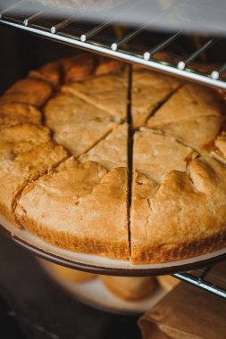 Tavuklu turta manzarası çok yakın. Çeşitli kek ve keklerin olduğu bir kutu göster. Kafelerde ve kahve dükkanlarında çöl ve hamur işleri.