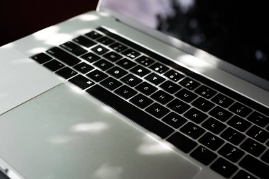 Boş kopyalama alanı, boş ekran modeli. Doğa arka planında yumuşak odaklı dizüstü bilgisayar. Ekoloji seyahati ve ofis dışında çalışmak. Laptop dış konsepti