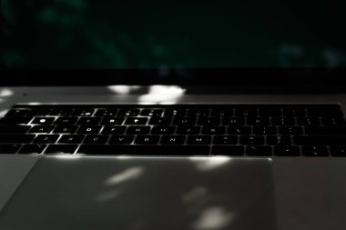 Yukarıdan alınmış gümüş dizüstü bilgisayar tuş takımı. İnternette sörf yapmak