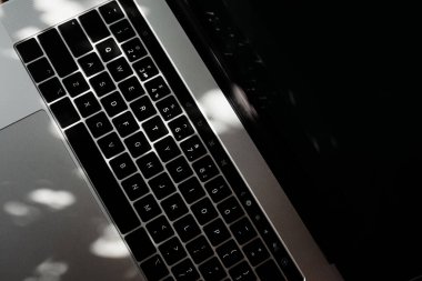 Birisi dışarıda dizüstü bilgisayarda çalışıyor, elleri yakın. Bir proje geliştirmek, yatırım ve işletme, klavyeye yazmak