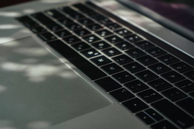 Boş kopyalama alanı, boş ekran modeli. Doğa arka planında yumuşak odaklı dizüstü bilgisayar. Ekoloji seyahati ve ofis dışında çalışmak. Laptop dış konsepti