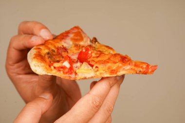 Paket servis kavramı. Fast food siparişi. Restoran reklamı. Lezzetli peynirli pizza. - Pizza. Sağlıksız yiyecekler. Abur cubur. Yağlı yemek. Pizzacıda lezzetli yemekler. Elle pizza dilimi alıp, manzarayı kapatın.