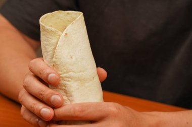 Tavuk dürümü. Kızarmış tavuk eti ve sebzeli tortilla dürümü, yakın çekim. Shawarma domatesi, salatalık, soğan, marul ve tavuk eti. Fast food. Abur cubur. Yemek yiyorum. Yiyecekler. Lezzetli