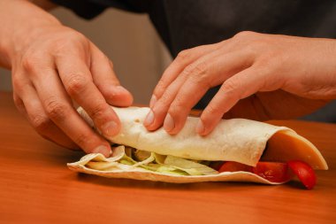 Shawarma domatesi, salatalık, soğan, marul ve tavuk eti. Fast food. Abur cubur. Yemek yiyorum. Yiyecekler. Lezzetli. Tavuk sarması pişiriyorum. Kızarmış tavuk etli ve sebzeli tortilla dürümü.