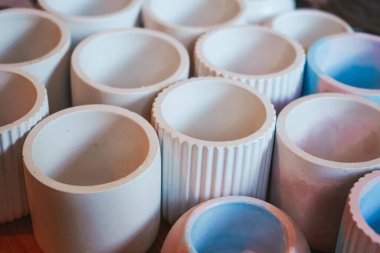 Çeşitli kompozisyonlarla ev için kokulu mumlar. Şişelerdeki parfüm kokusu. Mumlar için boş kavanozlar. Küçük işletme pazarı. Ev dekorasyonu için şık aksesuarlar.