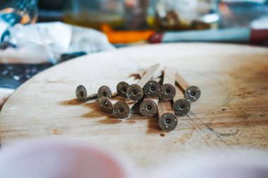 Usta imalatta mum yapıyor. Mika ve ahşap fitili olan el yapımı soya mumları. Hayvanlara zulmeden bir vejetaryen ürünü. Bir atölyede mum yapma süreci