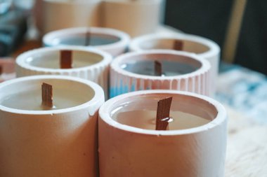 Şişelerdeki parfüm kokusu. DIY el yapımı ürünler sergisinde durun. Küçük işletme pazarı. Ev dekorasyonu için şık aksesuarlar. Çeşitli kompozisyonlarla ev için kokulu mumlar