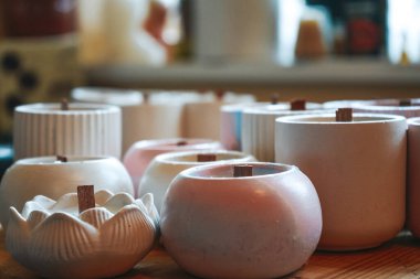 Atölyede mum yaptım. Bir atölyede mum yapma süreci. Ekolojik ve vejetaryen işleri. Masadaki aroma mumları..