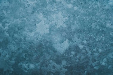 Noel ve kış geçmişi. Doğal kar yağışı, yakın çekim fotoğrafı. Kristalli kar tanelerinin makro resmi iyi görünüyor. Karda kar taneleri