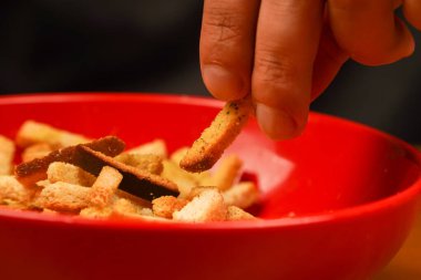 Sağlıksız yiyecekler. Kızarmış ekmek. Kavanozda kızarmış ekmek. Vücut, kalp, deri ve dişler için sağlıksız yiyecekler. Hızlı karbonhidratlar. Ahşap arka plan. Bira için tuzlu atıştırmalık. Abur cubur. Fast food. Atıştırmalık Kolesterol