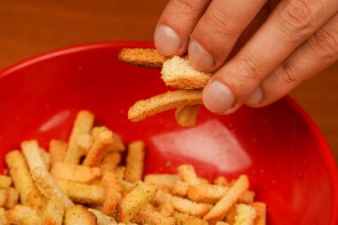 Hızlı karbonhidratlar. Bira için tuzlu atıştırmalık. Sağlıksız yiyecekler. Kızarmış ekmek. Kavanozda kızarmış ekmek. Vücut, kalp, deri ve dişler için sağlıksız yiyecekler. Abur cubur. Fast food. Atıştırmalık Kolesterol