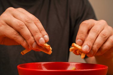 Atıştırmalık Kolesterol. Hızlı karbonhidratlar. Bira için tuzlu atıştırmalık. Sağlıksız yiyecekler. Kızarmış ekmek. Kavanozda kızarmış ekmek. Abur cubur. Vücut, kalp, deri ve dişler için sağlıksız yiyecekler. Fast food