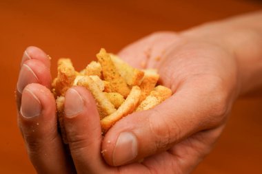 Fast food. Atıştırmalık Kolesterol. Hızlı karbonhidratlar. Bira için tuzlu atıştırmalık. Sağlıksız yiyecekler. Kızarmış ekmek. Vücut, kalp, deri ve dişler için sağlıksız yiyecekler. Abur cubur