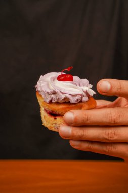 Doğum günün kutlu olsun. Lezzetli kek, kek ya da kremalı kek, krema, krema. Fırın. Şekerleme. Kek dekorasyonu. Üstte kiraz. Üstünde kiraz olan doğum günü pastası. Kek.