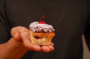 Lezzetli kek, kek ya da kremalı kek, krema, krema. Fırın. Şekerleme. Kek dekorasyonu. Üstte kiraz. Doğum günün kutlu olsun. Üstünde kiraz olan doğum günü pastası. Kek.