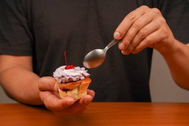 Çöreğim. Üstünde kiraz olan doğum günü pastası. Doğum günün kutlu olsun. Yemek yiyorum. Lezzetli kek, kek ya da kremalı kek, krema, krema. Fırın. Şekerleme. Kek dekorasyonu. Üstte kiraz