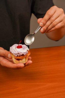 Yemek yiyorum. Lezzetli kek, kek ya da kremalı kek, krema, krema. Fırın. Şekerleme. Kek dekorasyonu. Üstte kiraz. Çöreğim. Üstünde kiraz olan doğum günü pastası. İyi ki doğdun