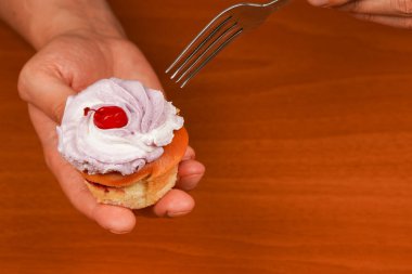 Kek dekorasyonu. Üstte kiraz. Çöreğim. Üstünde kiraz olan doğum günü pastası. Doğum günün kutlu olsun. Yemek yiyorum. Lezzetli kek, kek ya da kremalı kek, krema, krema. Fırın. Şekerlemeci