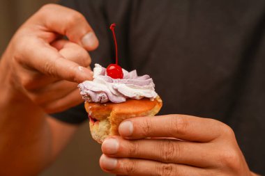 Üstte kiraz. Çöreğim. Üstünde kiraz olan doğum günü pastası. Doğum günün kutlu olsun. Fırın. Şekerleme. Yemek yiyorum. Parmaklarıyla kek yiyor. Kek dekorasyonu