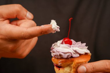 Yemek yiyorum. Parmaklarıyla kek yiyor. Kek dekorasyonu. Üstte kiraz. Çöreğim. Üstünde kiraz olan doğum günü pastası. Doğum günün kutlu olsun. Fırın. Şekerlemeci