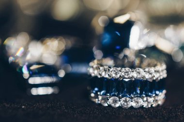 Yakından Sapphire marka mücevher. Mavi safir ve elmaslı güzel altın bir yüzük. Lüks kadınların mücevherleri, siyah arka planda yakın plan.