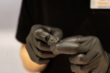 Rehin dükkanında ya da kuyumcuda altınla çalışan kadınların elleri. Müşteriler değerli metaller ve mücevherler alıp satıyorlar.