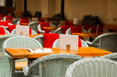 Prag, Çek Cumhuriyeti - 11 Mayıs 2019: Sokakta insan olmayan restoran. Kafede saçlar ve masalar. İnsansız bir yaz restoranının içinde. Yatay fotoğraf.