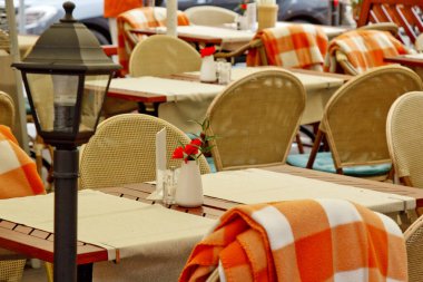 Prag, Çek Cumhuriyeti - 11 Mayıs 2019: Sokakta insan olmayan restoran. Kafede saç ve masalar, yakın plan fotoğraf. İnsansız bir yaz restoranının içinde. Yatay fotoğraf