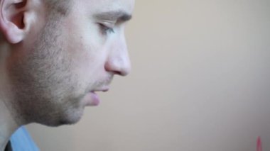 Genç bir adam bir kafede yemek yemekten zevk alıyor. Hevesle pizza yiyor ve içkisini yudumluyor. Sıcak ortam, her lokmanın tadını çıkarırken heyecanını ön plana çıkarıyor, canlı ve tatmin edici bir sahne oluşturuyor.