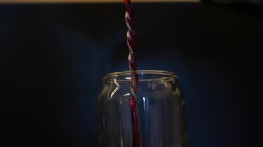 Kokteyl bardağını buz küpleriyle doldurmak. Bardağa kokteyl malzemesi ekleme süreci. Bar tezgahında hazırlık