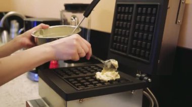 Bu video, temiz ve düzenli bir mutfakta ev yemeği hakkında. Bir kadının marifetli bir şekilde waffle makinesine nasıl vurduğunu ve sonra sağlıklı bir yemek pişirdiğini izleyin.