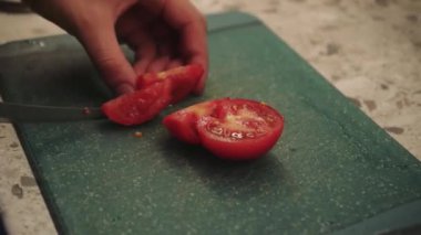 Salata için taze sebze kesme işlemi. Düzgün beslenme kavramı olarak marul ve domates. Diyet için yemek pişirmek.