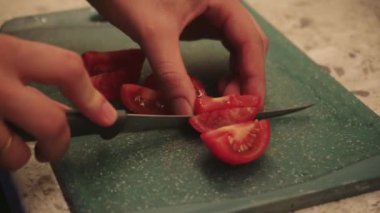 Salata için taze sebze kesme işlemi. Düzgün beslenme kavramı olarak marul ve domates. Diyet için yemek pişirmek.