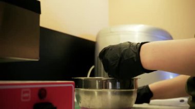 Mutfağının sıcak atmosferiyle çevrili bir kadın harika bir yemek yapmaya hazırlanıyor. Bir kase, çırpıcı ve kesme tahtası hazırladı.