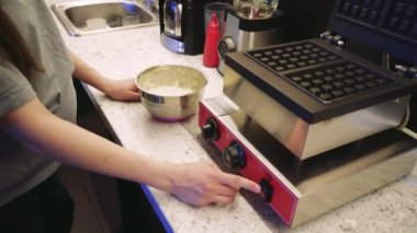 Küçük, rahat bir kafenin mutfağı. Genç bir kız aşçı sebze ve domates hazırlar ve pişmiş yemeği bitirir.