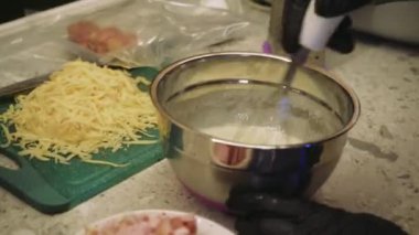 Genç bir kadın lezzetli Belçika waffle 'ları hazırlama sürecini gösteriyor. Un elemekten hamuru karıştırmaya kadar. Lezzetli bir kahvaltı hazırlamak için pastırma ve peynir dilimliyor.