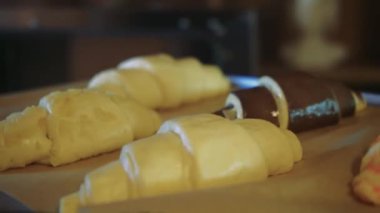 Kruvasan kruvasanları fırında pişirirken, hamurları yükselir ve kahverengiye döner. Mükemmel bir ev yapımı pasta hazırlama anı.