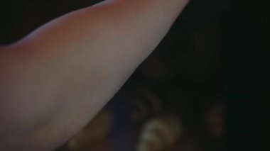 Kruvasan kruvasanları fırında pişirirken, hamurları yükselir ve kahverengiye döner. Mükemmel bir ev yapımı pasta hazırlama anı.