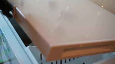 Dondurucunun kapağını açma süreci. Endüstriyel mutfakta bir dondurucu.