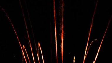 Karanlık arka plan. Büyük renkli dekoratif dans jeti geceleri hafif fıskiye gösterisine öncülük etti. Güzel bir lazer ve fıskiye gösterisi. Renkli su çeşmeleri