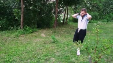 Çimenli bir yolda yürüyen bir adam doğal bir manzaranın huzurunun tadını çıkarır. Rahatlama ve açık hava içeriği için mükemmel.