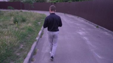 Günlük giysiler içinde kitap okuyan genç bir adam doğadaki sessiz bir anı yakalıyor. Yalnızlık, farkındalık ve doğayla bağ kurmak için mükemmel bir tema.