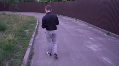 Günlük giysiler içinde kitap okuyan genç bir adam doğadaki sessiz bir anı yakalıyor. Yalnızlık, farkındalık ve doğayla bağ kurmak için mükemmel bir tema.