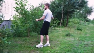 Çimenli, yeşil bir arazide sıradan bir gezinti, genç bir adam doğada huzurlu bir yürüyüşün tadını çıkarıyor.